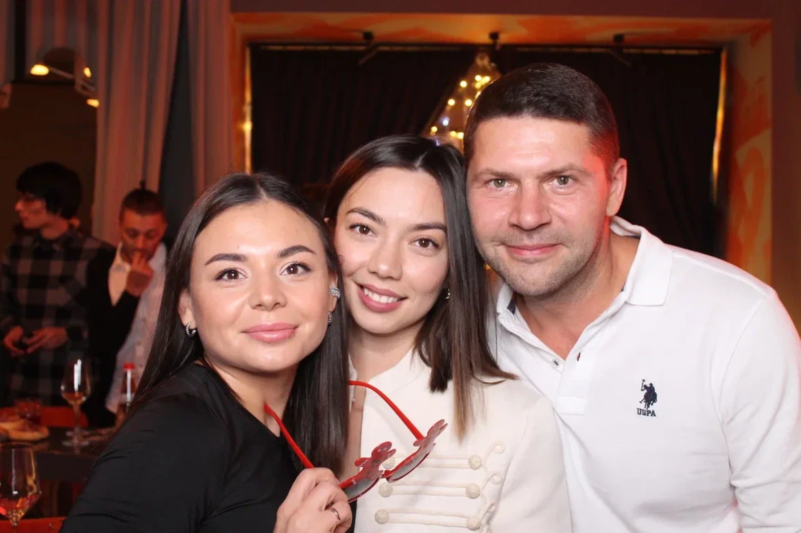 The Art of Brand Identity: Karina’s Creative Path at Hoteza